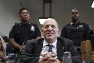 Harvey Weinstein a remercié les agents de sécurité et le personnel du tribunal de l'avoir traïté de manière équitable. KEYSTONE/AP/CHARLY TRIBALLEAU